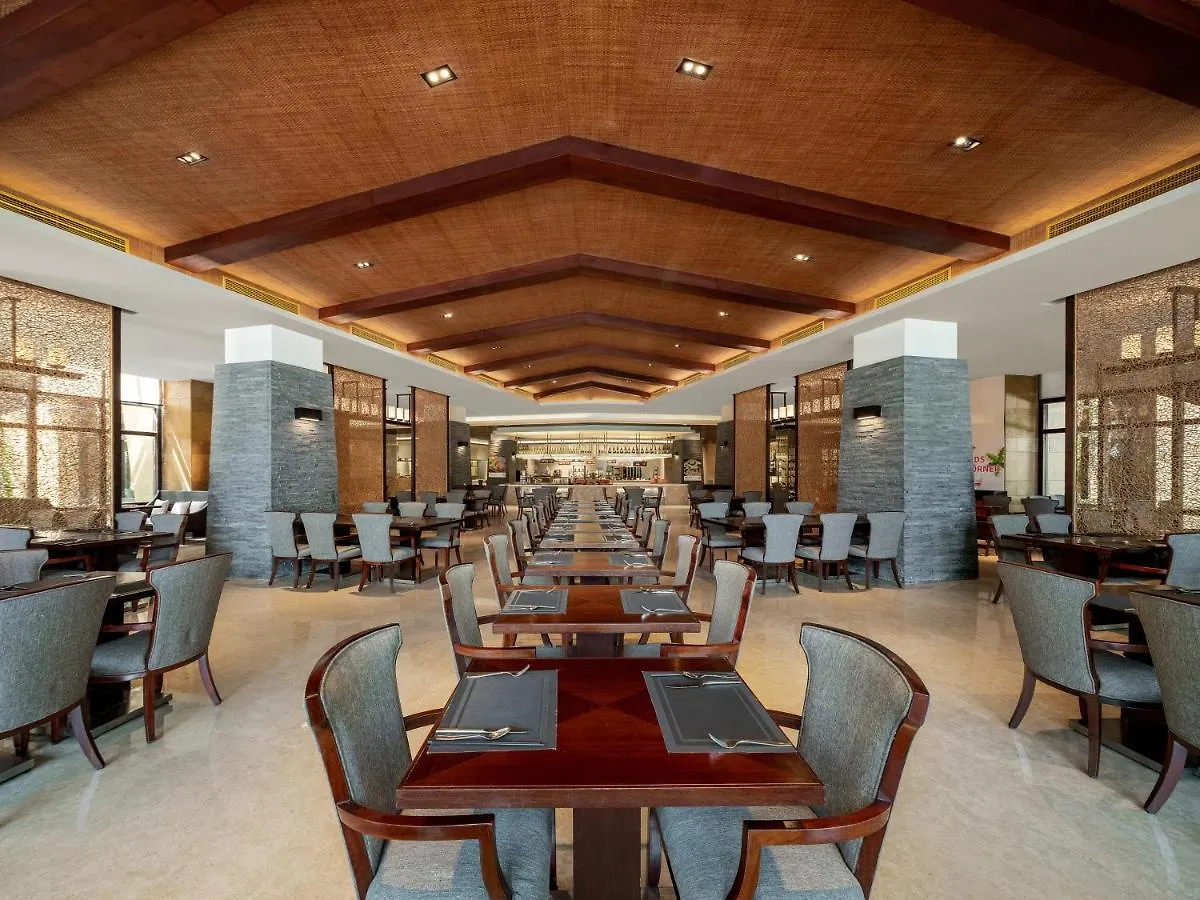 Pullman Oceanview Sanya Bay Resort & Spa 5*,  Kina