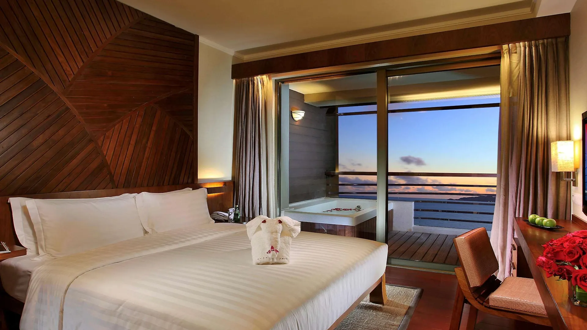 Pullman Oceanview Sanya Bay Resort & Spa Отель