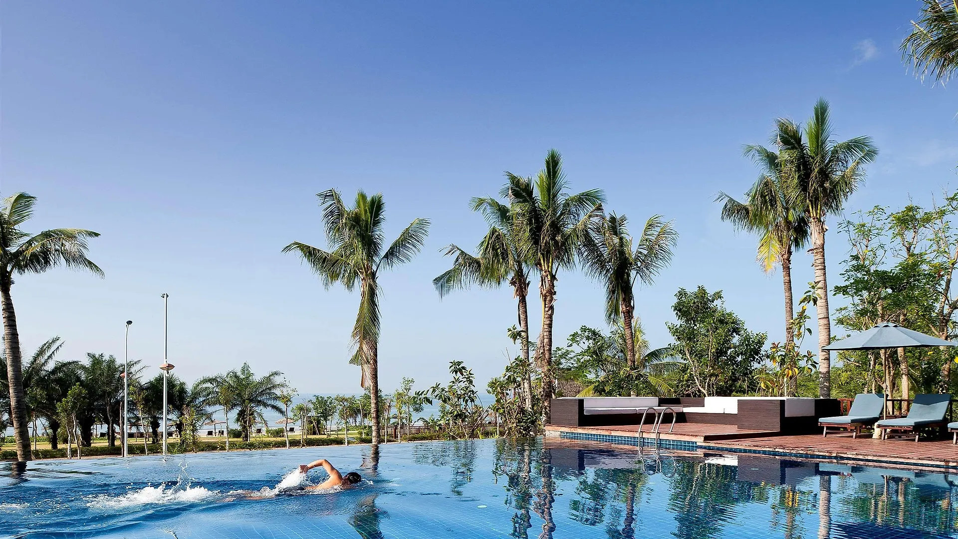 Pullman Oceanview Sanya Bay Resort & Spa 5*,